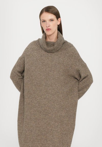 CLOSED ROLLI DRESS SHORT - Strickkleid - clay beige