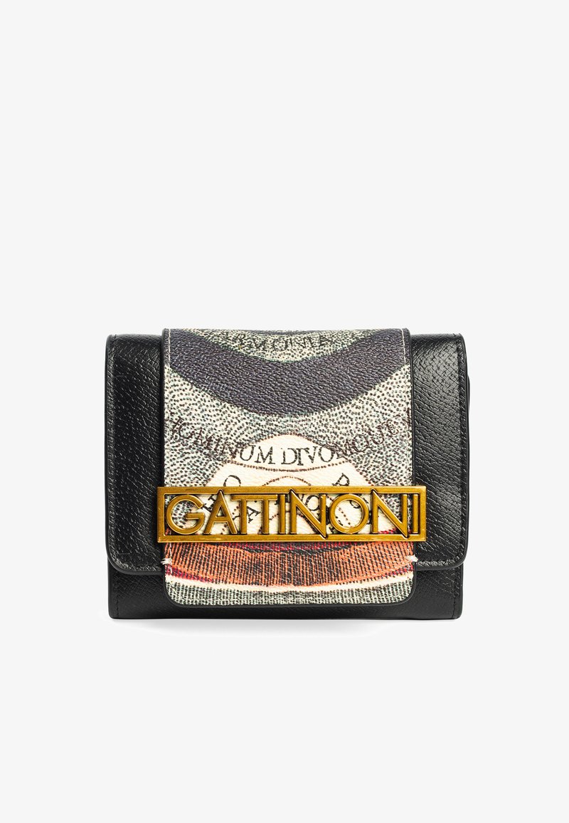 Mustakobettu lompakko, jossa on teksturoitu kuvioitu etuosa, jossa on graafinen muotoilu ja kultasävyinen "GATINONI" -logo. Käännettävä sulkemistapa.