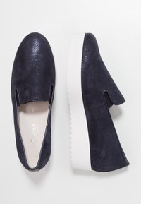 Námořnické modré nazouvací boty s hladkým semišovým povrchem, bílou platformovou podrážkou, elastickými bočními panely a subtilními lesklými detaily.