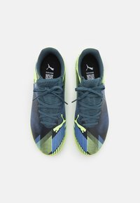 Puma FUTURE 7 PLAY IT JR UNISEX - Botines de fútbol sala - gray skies/elektro purple/fizzy apple/white