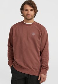 Bordeaux sweatshirt med ribbede manchetter og kant, prydet med et rundt logo på brystet. Blandingsstof af bomuld, afslappet pasform. Simpelt design.
