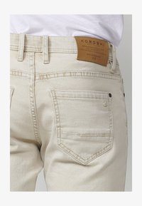 Sélectionné, beige