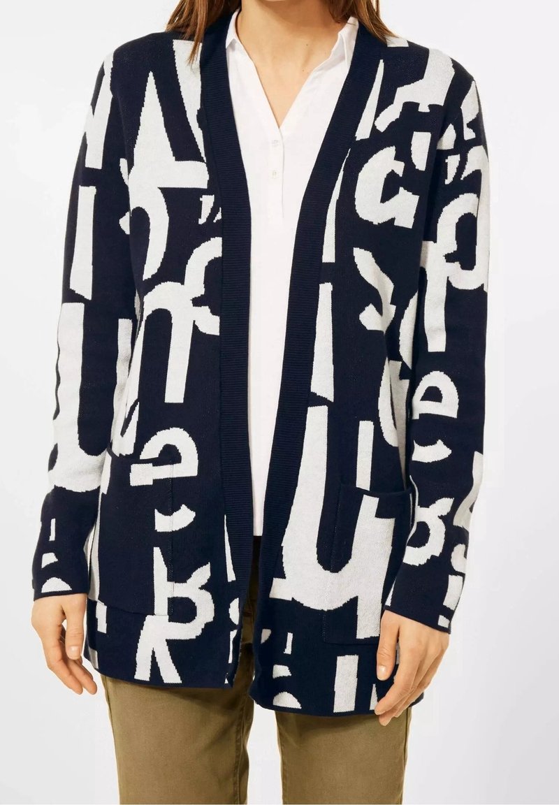 Cardigan blu navy con un audace motivo a lettere bianche, apertura frontale, maniche lunghe e due tasche anteriori. Realizzato in un morbido tessuto a maglia con vestibilità comoda.