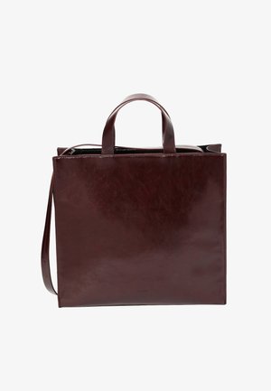 Burgunderfarvet læder tote taske med en blank finish, firkantet form, dobbelte top-håndtag og en aftagelig skulderrem. Enkel, udekoreret design.