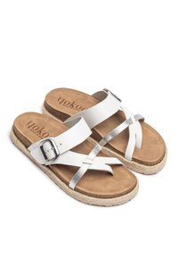 Witte sandaaltjes met een zilveren accentriem, een kurken voetbed en een gevlochten jute espadrillezool. Voorzien van een verstelbare gesp.