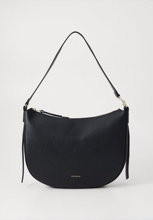 Sac à main en cuir noir avec une texture granuleuse, de forme courbée, fermeture éclair sur le dessus et une longue sangle. Présente un accent en logo doré.