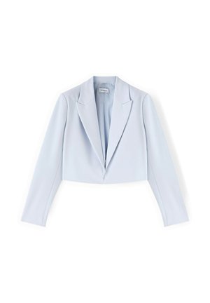 Lyseblå cropped blazer med lange ærmer, hakkede revers og åben front, lagt fladt på hvid baggrund.