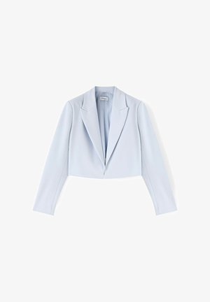 Vaaleansininen lyhyt bleiseri, jossa on pitkät hihat, lovettu kaulus ja avoin etuosa, aseteltu tasaiseksi valkoiselle taustalle.