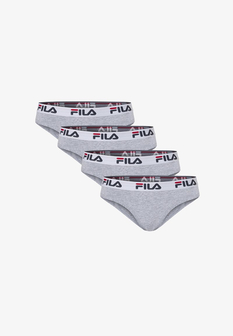 Quatre slips gris de la marque Fila avec une ceinture blanche portant le logo Fila en noir et rouge, disposés en pile.
