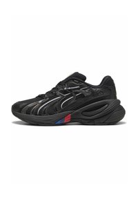 Chaussure de course noire avec tige en mesh et synthétique, semelle incurvée, accents métalliques et une bande tricolore bleue, rouge et blanche sur le côté.