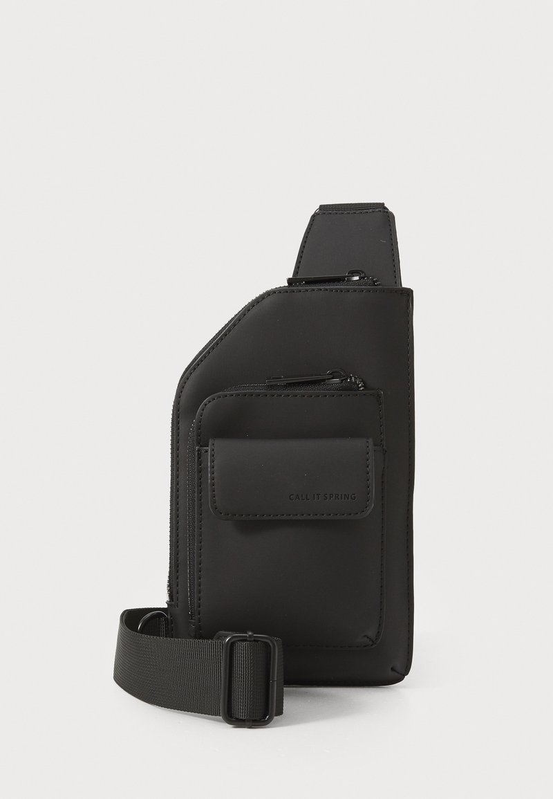 Schwarze Umhängetasche aus glattem Material. Verfügt über ein Reißverschlussfach und eine Frontklappen-Tasche. Verstellbarer Gurt mit metallischem Schnallenverschluss.