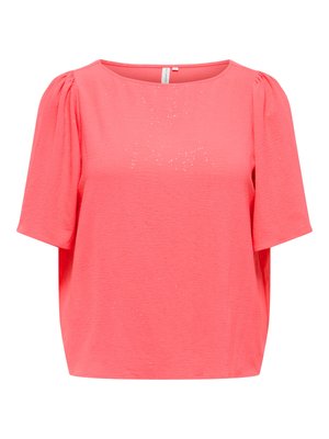 Blouse corail rose à manches courtes avec un subtil éclat, col rond et légère fronce aux coutures d'épaule.