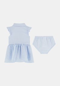 Abito azzurro chiaro con spalle a balze, caratterizzato da una gonna arricciata e culotte coordinate. Realizzato in un tessuto morbido e leggero.