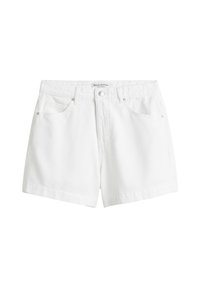 Shorts en denim blanc avec une coupe droite, poches avant et une fermeture à bouton. Texture lisse avec des détails de couture subtils.