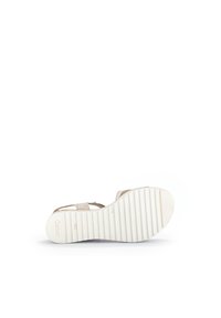 Beige sandaal met een gestructureerde, witte rubberen zool. Kenmerkt zich door een open ontwerp, met banden en een gewatteerde voetbed voor comfort.