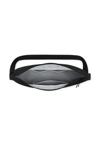 Czarna torba crossbody z szerokim paskiem, z otwartym zamkiem błyskawicznym, ukazującym jasnoszare wnętrze z wieloma wewnętrznymi kieszeniami.