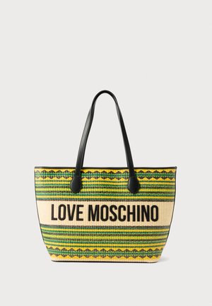Tkany torba na ramię z czarnymi uchwytami, z zielonymi, żółtymi i beżowymi paskami oraz napisem "LOVE MOSCHINO" z przodu.