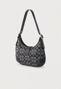 Μαύρη τσάντα χειρός με καμπυλωτό σχήμα, που διαθέτει υφασμένο σχέδιο με στρογγυλεμένα σχήματα, κομψό λουρί και λείες δερμάτινες λεπτομέρειες.