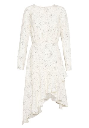Hvid kjole med lange ærmer og små sorte polkaprikker, tilpasset talje og asymmetrisk flæsekant.