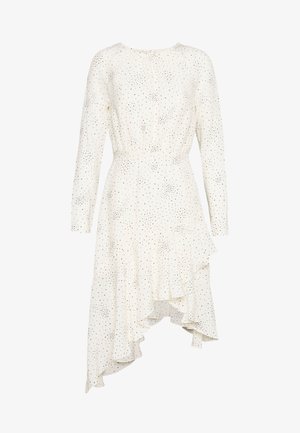Hvid kjole med lange ærmer og små sorte polkaprikker, tilpasset talje og asymmetrisk flæsekant.
