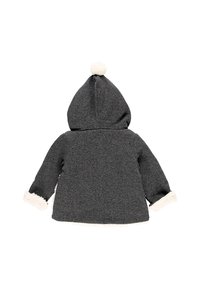 Graue Kapuzenjacke mit einem weichen weißen Kunstfellbesatz an den Bündchen und dem Saum, versehen mit einem Pom-Pom auf der Oberseite der Kapuze.