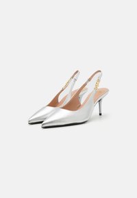 Hopeat metalliset kengät, joissa on avosuoja, kapea stiletto-korko ja hienovarainen tekstuuri. Säädettävä avosuremmille strap-kultaosilla.