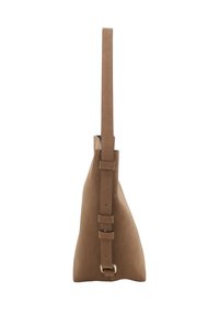 Bruine suède schoudertas met een smalle platte vorm. Voorzien van een lange strap, een verstelbare gesp en een minimalistisch ontwerp zonder zichtbare hardware.