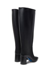 Stivali alti in pelle nera con una texture liscia e punta quadrata, dotati di tacchi alti robusti e un accento blu sulla suola.