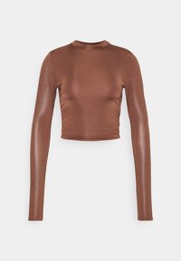 Ruskea pitkähihaisen crop top, valmistettu sileästä ja joustavasta kankaasta, jossa on korkea kaulus ja vartalonmyötäinen siluetti. Näkyvissä teksturoitu pintakuvio.