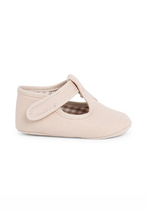 Chaussure pour bébé en toile beige clair avec une sangle Velcro, bout arrondi et doublure en tissu à carreaux. Texture lisse, design simple et profil bas.