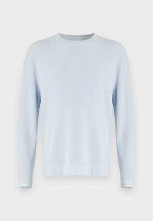 Lyseblå ribstrikket sweater med rund halsudskæring, lange ærmer og lige kant. Struktureret stof med et blødt udseende.