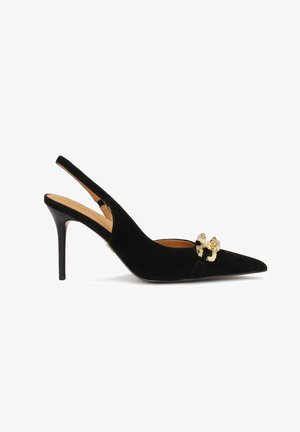 Juodos aksominės slingback kulniukai su smailiu pirštu, su dekoratyvine auksine sagtimi. Kulnas yra plonas ir maždaug 10 cm aukščio.