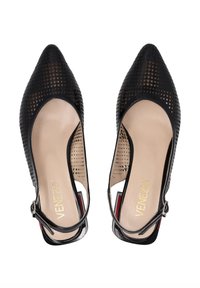Černé kožené slingback podpatky s špičatou špičkou, vyznačující se perforovaným designem, béžovým podšívkou a masivním podpatkem s červeným akcentem.