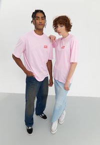 YOURTURN UNISEX - T-shirt med print - light pink