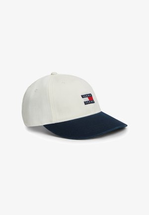 Biała i granatowa czapka z daszkiem z naszywką z logo „Tommy Jeans” na przodzie, z sześcioma przeszytymi panelami i otworami wentylacyjnymi.