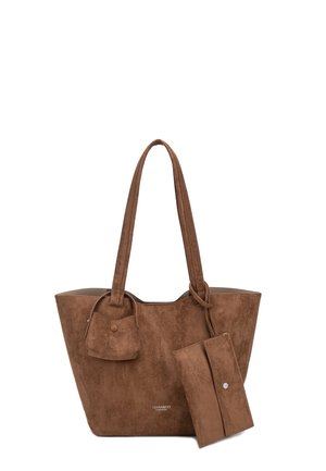 Sac fourre-tout en daim marron avec longues anses, petite pochette attachée sur un côté, et portefeuille assorti détachable avec fermeture pression.
