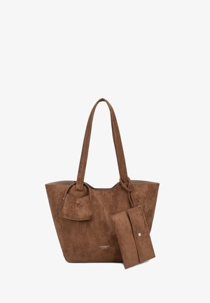 Sac fourre-tout en daim marron avec longues anses, petite pochette attachée sur un côté, et portefeuille assorti détachable avec fermeture pression.