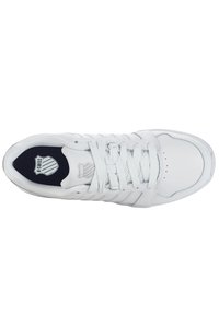 Baskets blanches avec une tige en cuir lisse, bout rond, fermeture à lacets, langue en maille texturée et semelle intérieure marine avec un logo.