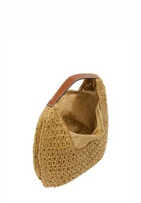Vævet stråhåndtaske i tan med et glat læderhåndtag og en blød beige indvendig. Krum form med åben top og foret indre.