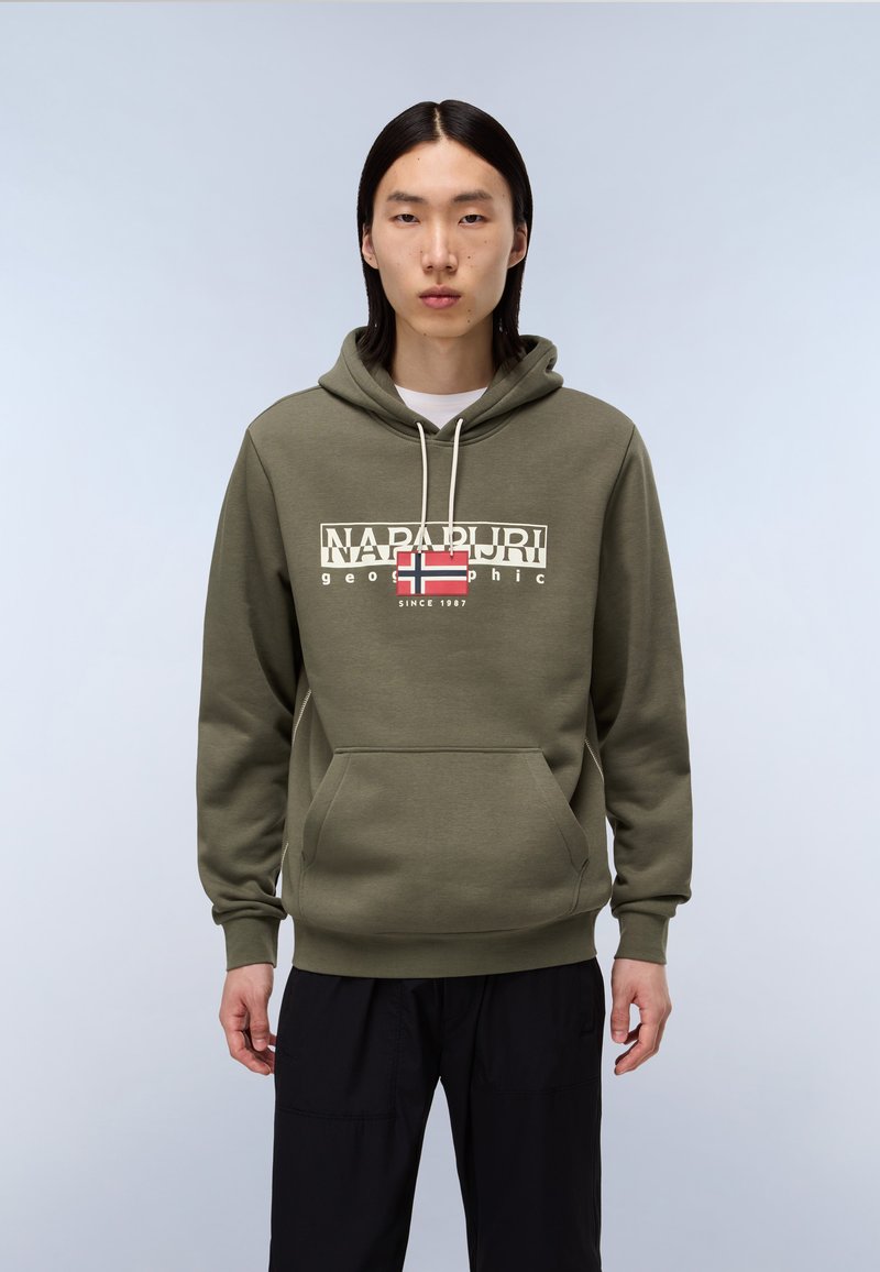 Sudadera color verde oliva hecha de tela suave; cuenta con un bolsillo frontal, cordones y un diseño gráfico con una bandera noruega y texto.