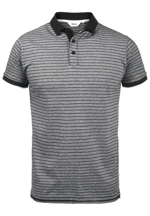 Grau gestreiftes Poloshirt mit schwarzem Kragen und Bündchen. Verfügt über drei Knöpfe und einen seitlichen Schlitz für höheren Komfort. Das Material wirkt strukturiert.