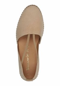 Beżowe espadryle z tkaniny z elastycznymi bokami. Posiadają teksturowaną, plecioną podeszwę z jutowego sznurka. Wnętrze ma gładkie wykończenie skórzane.