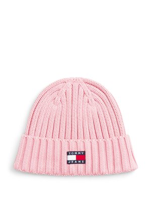 Bonnet en maille côtelée rose avec revers plié et patch logo rectangulaire Tommy Jeans sur le devant.