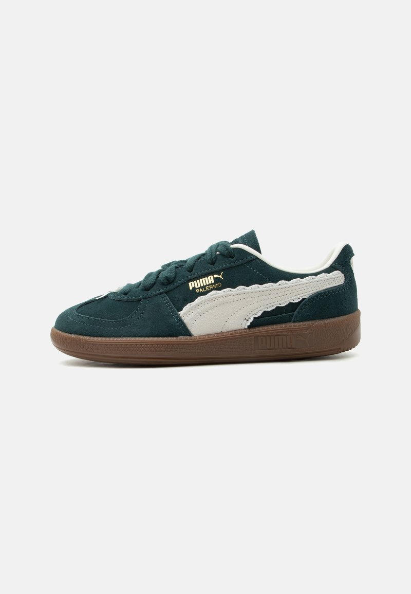 Σκούρο πράσινο σουέτ αθλητικό παπούτσι Puma Palermo με λευκή πλαϊνή ρίγα, καφέ καουτσούκ σόλα και χρυσό λογότυπο Puma στο πλάι, από την εξωτερική πλευρά.