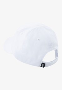Cappellino da baseball bianco con cinturino regolabile, materiale di cotone, corona arrotondata e una piccola etichetta nera con il nome del marchio sul lato.