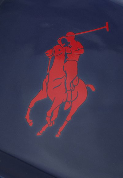 Tengerészkék felület fényes kivitelben, egy kiemelkedő vörös polo játékos és ló grafikával akció közben, részletes körvonalakkal.