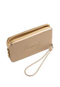 Portafoglio con zip in oro con una tracolla. Caratterizzato da una finitura liscia, logo ovale e un motivo a diamante all'esterno.