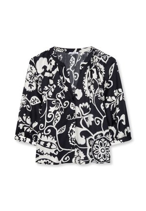 Czarna i biała bluzka w kwiatowy wzór z rękawami do połowy przedramienia, okrągłym dekoltem i zapinana na guziki z przodu.