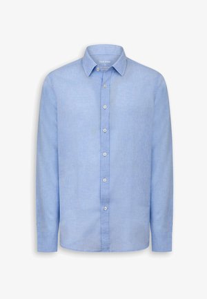 Camisa de manga larga de color azul claro con cuello, siete botones blancos en la parte delantera y diseño de corte relajado.