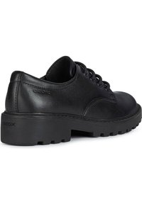 Scarpa in pelle nera con punta arrotondata, design con lacci e suola in gomma texturizzata. Presenta un branding sottile sul tallone e una finitura liscia.